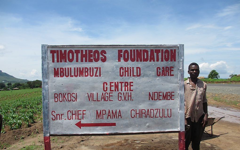 Een bord langs de weg bij Zomba in Malawi wijst de weg naar een voorziening van stichting Timotheos. beeld Timotheos