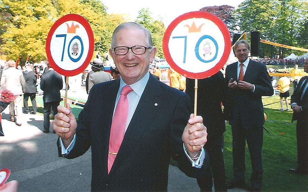 Pieter van Vollenhoven in opperbeste stemming met de bordjes die de familie C.W. Schimmel uit Leusden voor hem maakte voor zijn 70e verjaardag, op 30 april 2009. De dag die even later in een tragedie eindigde doordat bij De Naald in Apeldoorn een aanslag 