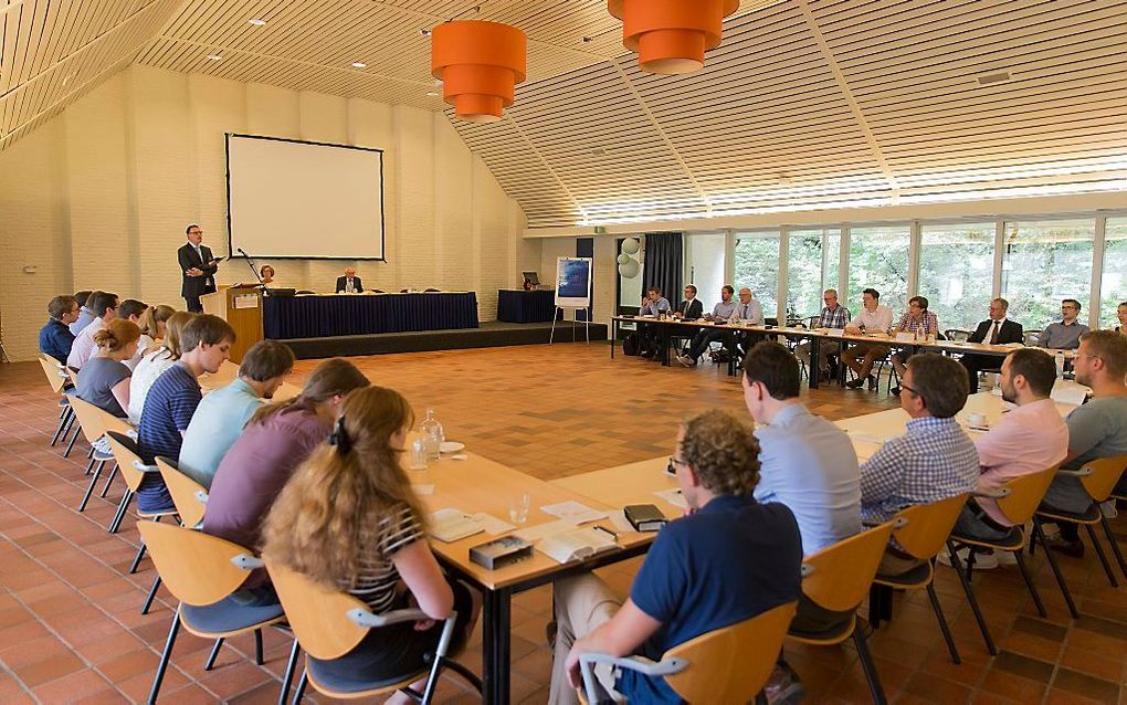 Ds. A. J. Mensink sprak maandagmiddag tijdens de studieweek voor studenten theologie die de Gereformeerde Bond in Elspeet houdt. beeld RD, Henk Visscher