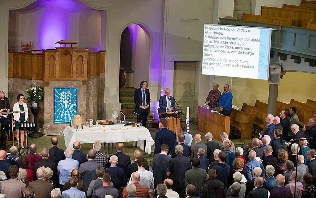 Avondmaalsviering in de Nieuwe Kerk in Kampen, in het kader van verbondenheid tussen GKV en NGK. beeld Freddy Schinkel