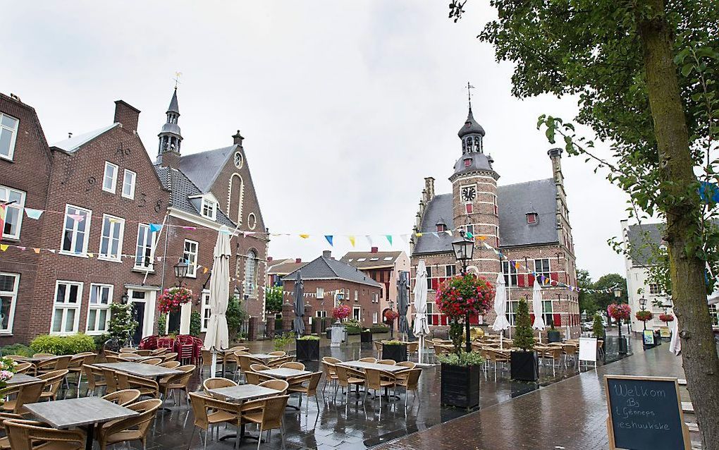 De Markt in Gennep, met links de kerk van de protestantse gemeente en rechts het stadhuis (waar vroeger de protestanten op zolder samenkwamen). beeld RD, Anton Dommerholt