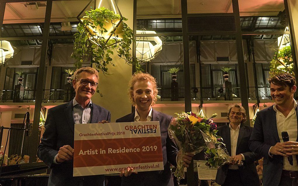 Raoul Steffani ontvangt de cheque van de GrachtenfestivalPrijs uit handen van Guido van Oorschot. beeld Robert Verhoeve