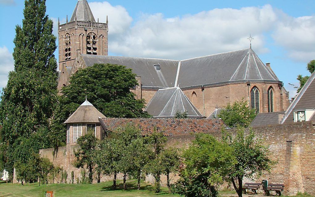 Inwoners van de voormalige gemeente Vianen hebben in een volksraadpleging gestemd voor een wekelijkse koopzondag. In veel andere kernen van fusiegemeente Vijfheerenlanden wezen inwoners de koopzondag af. Foto: de Grote Kerk van Vianen. beeld via Wikimedia