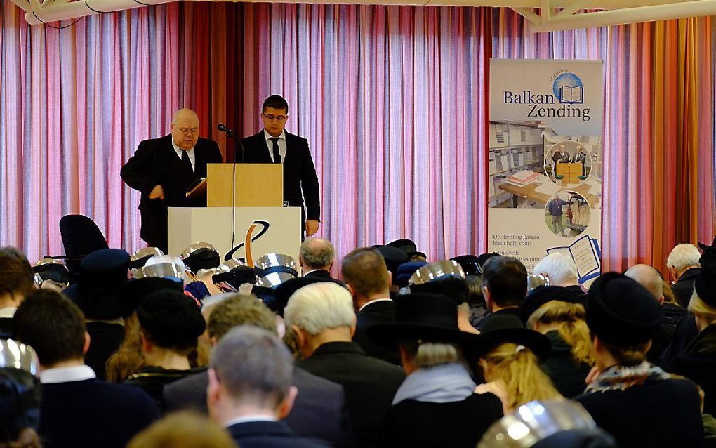 De Servische voorganger Stefan Ralevic (r.) sprak zaterdag op de Balkanzendingsdag in Kampen. Hij werd vertaald door ds. C. L. Onderdelinden. beeld RD