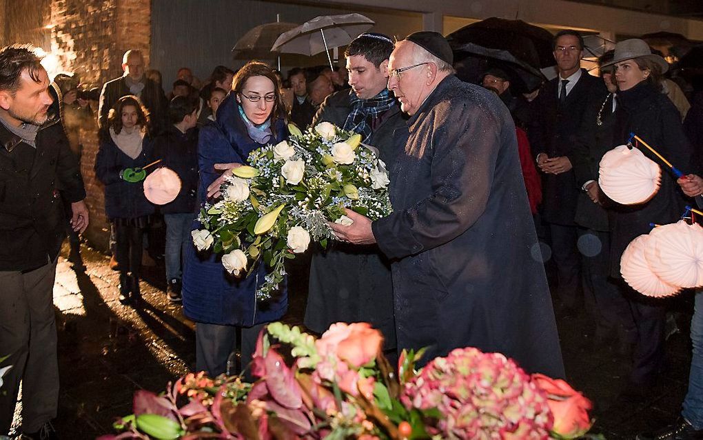 Kranslegging tijdens de Kristallnachtherdenking gisteren bij de Hollandsche Schouwburg in Amsterdam. Rechts premier Rutte, die in de Portugees-Israëlietische Synagoge een toespraak hield. beeld Kees Boelhouwer