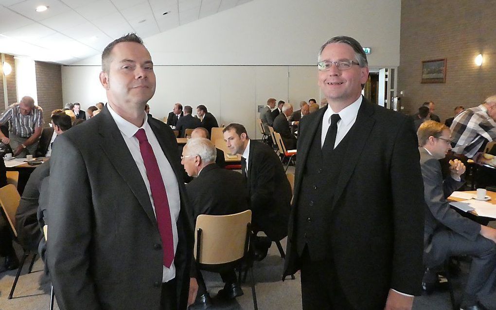 Diaken M. van der Vliet (l.) hield een inleiding bij de HHK-diakenendag. Rechts ds. J. Joppe, voorzitter van de generale diaconale commissie van de Hersteld Hervormde Kerk.  beeld RD