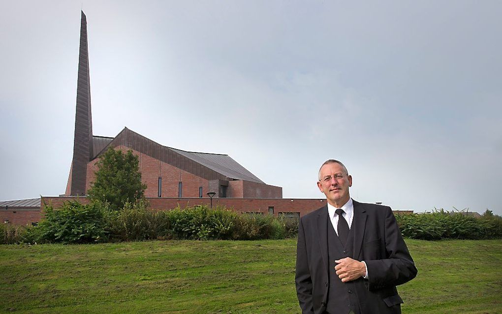 Ds. C. Hogchem voor het kerkgebouw van de gereformeerde gemeente te Genemuiden. beeld RD, Henk Visscher