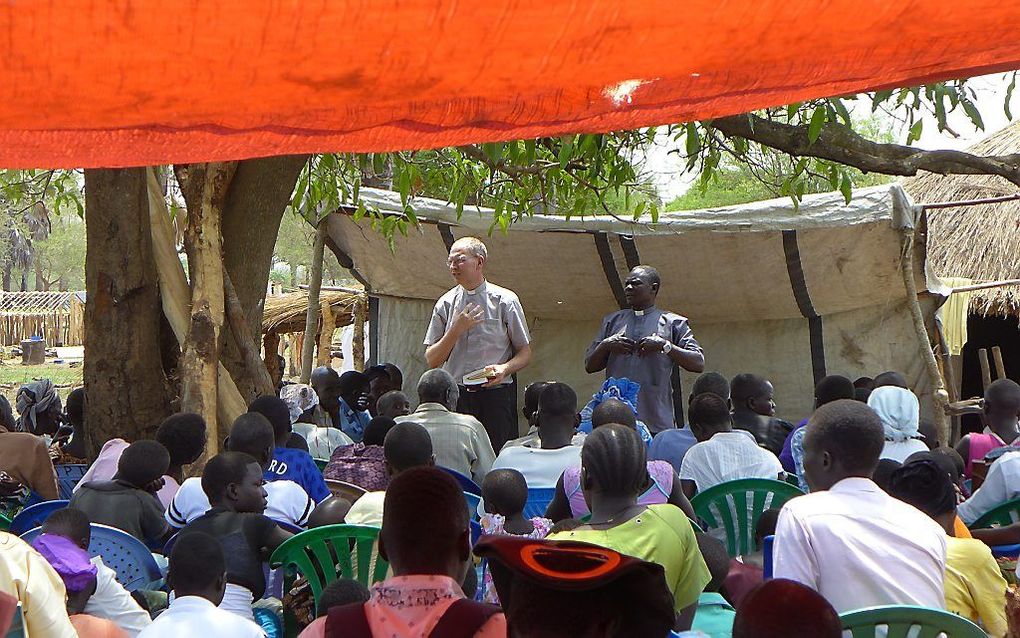 Jaap Haasnoot van de GZB leidt een kerkdienst in een vluchtelingenkamp in het noorden van Uganda. beeld GZB