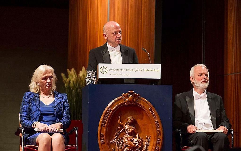 Jan Hage met zijn paranimfen Karin Vogelaar (l.) en Domcantor Remco de Graas. beeld RD, Anton Dommerholt