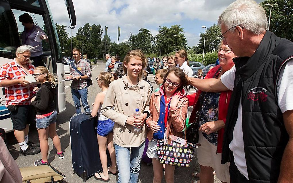 BODEGRAVEN. In Bodegraven kwamen onlangs tientallen kinderen uit het Duitse Hannover aan met de bus. Ze verblijven enkele weken bij gastgezinnen in Nederland. beeld RD, Anton Dommerholt