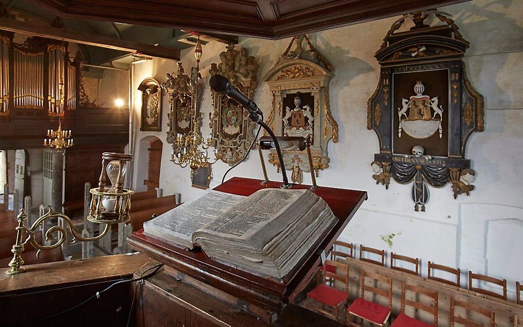 Het interieur van de kerk in Hogebeintum, met de rouwborden. beeld Sjaak Verboom