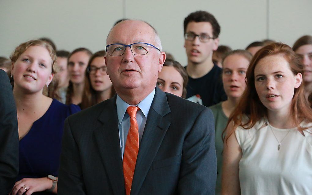 Hoekstra zingt met studenten een psalm. beeld Riekelt Pasterkamp