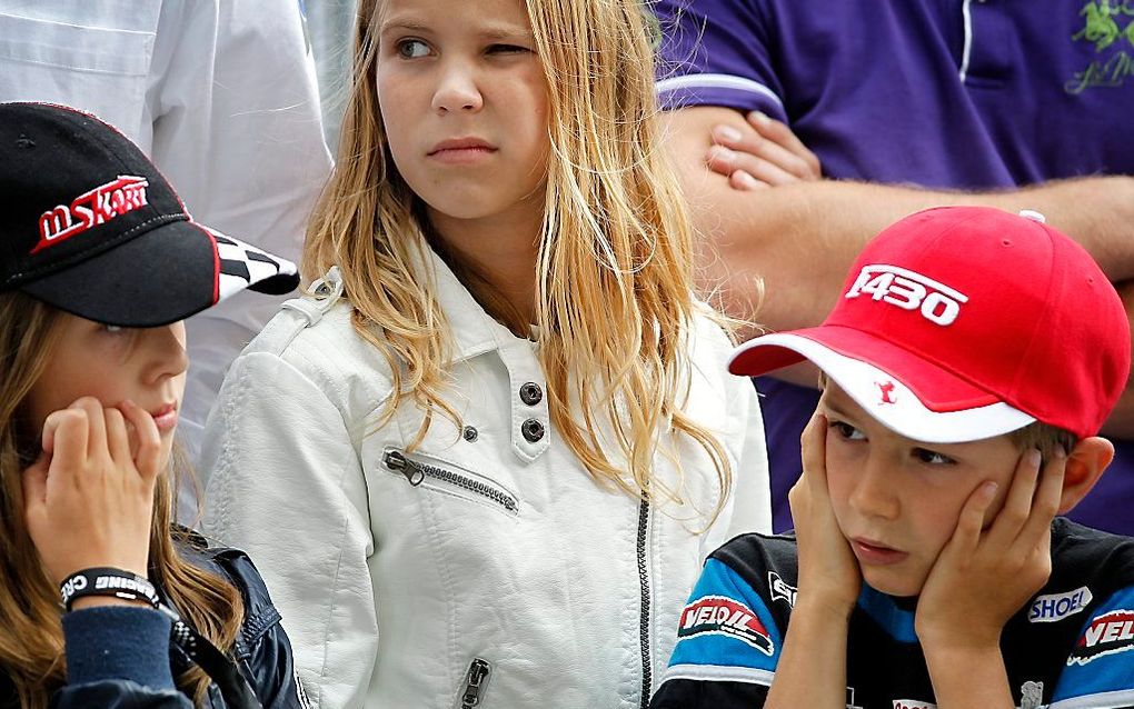 Een kind beschermt zijn gehoor bij een race-evenement in Rotterdam., beeld ANP, Bas Czerwinski