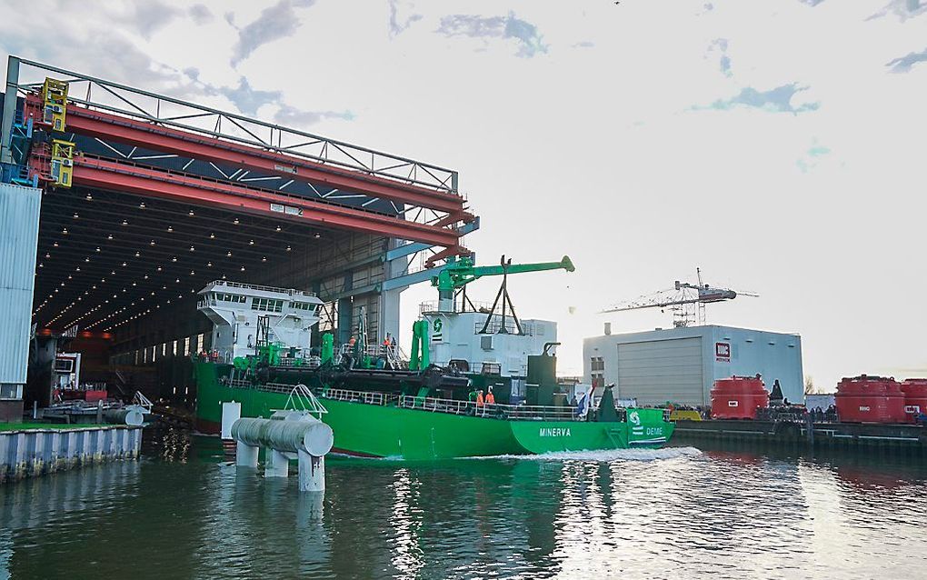 Volgens vakbond FNV is concurrentie op loonkosten onderdeel van de bedrijfsstrategie van IHC. Foto: tewaterlating van de LNG-aangedreven sleephopperzuiger Minerva op 3 december bij IHC in Kinderdijk. beeld IHC