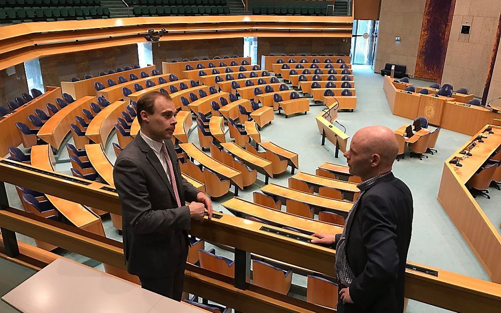 Politiek redacteuren Kees de Groot (links) en Addy de Jong kijken vooruit naar de Tweede Kamerverkiezingen. beeld RD