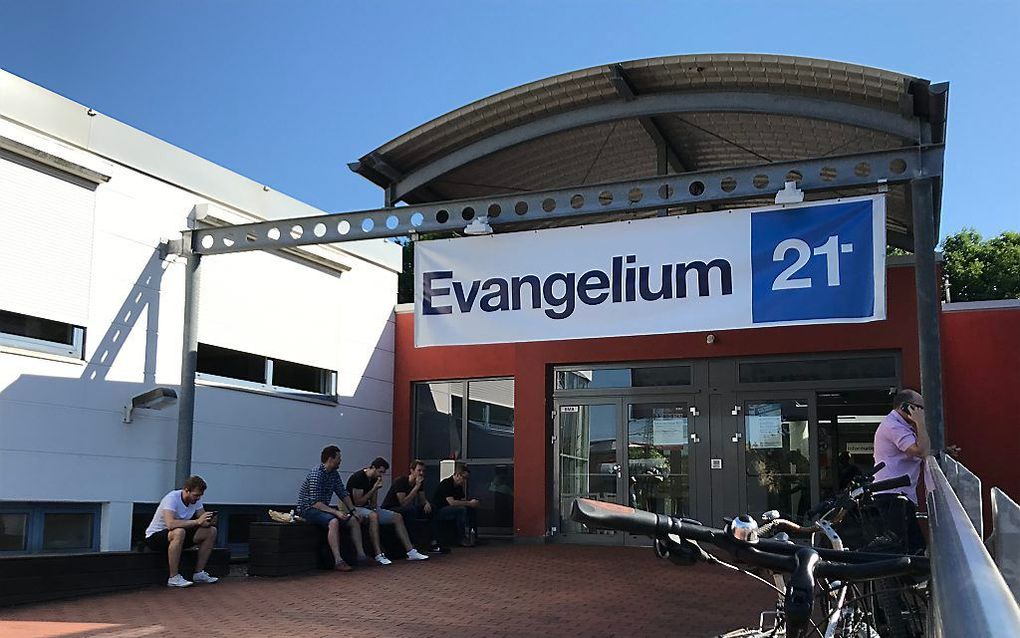 Pauze tijdens het achtste congres van het Duitse evangelicale platform Evangelium21, zaterdag in Hamburg. De bijeenkomst trok in totaal ongeveer 750 bezoekers. beeld RD