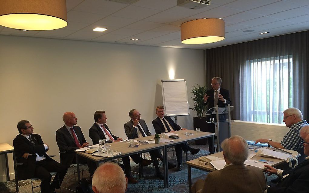 Forumbespreking tijdens het symposium in Nijkerk. V.l.n.r.: ds. David Zadok (Israël), dr. G.J. Mink, dr. R. de Reuver, ds. H. Poot en prof. dr. J. Hoek. Achter de katheder ds. A. Jonker. beeld RD