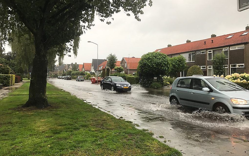 Ondergelopen straat in Barneveld. beeld RD