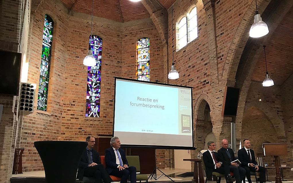 In de Apeldoornse Victorkerk vond woensdag een studiedag plaats over het boek ”Lezen en laten lezen. Gelovig omgaan met de Bijbel” van prof. dr. A. Huijgen. De bijeenkomst trok ongeveer tweehonderd bezoekers.