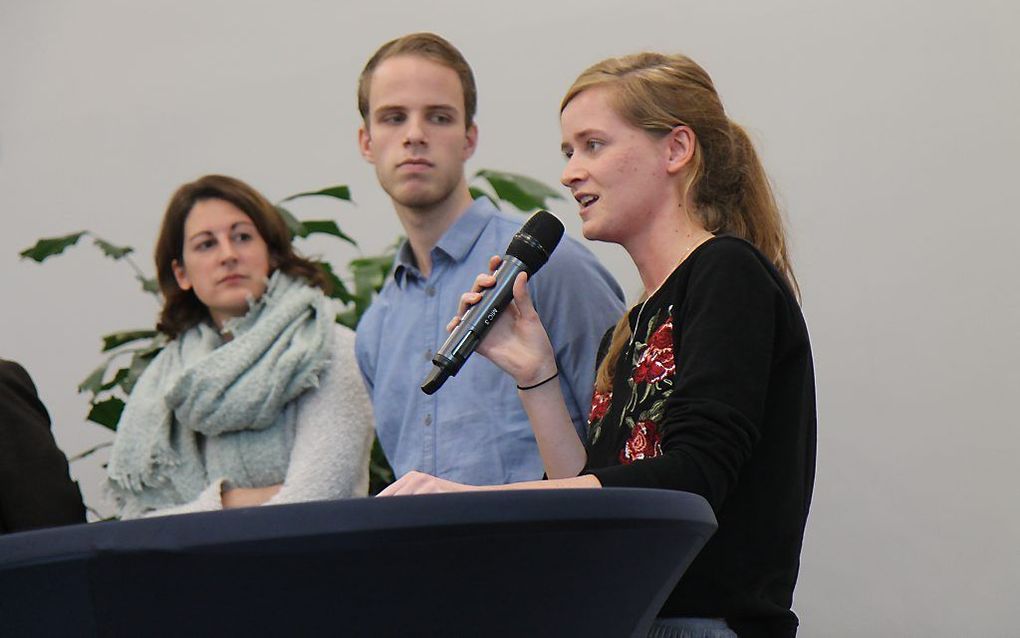 Het Hoornbeeck College in Rotterdam hield dinsdag een bijeenkomst in het kader van de 500-jarige herdenking van de Reformatie. De studenten Eline van den Heuvel (r.) en Joost Jongeneel maakten deel uit van het forum.  beeld Jeroen van der Laan