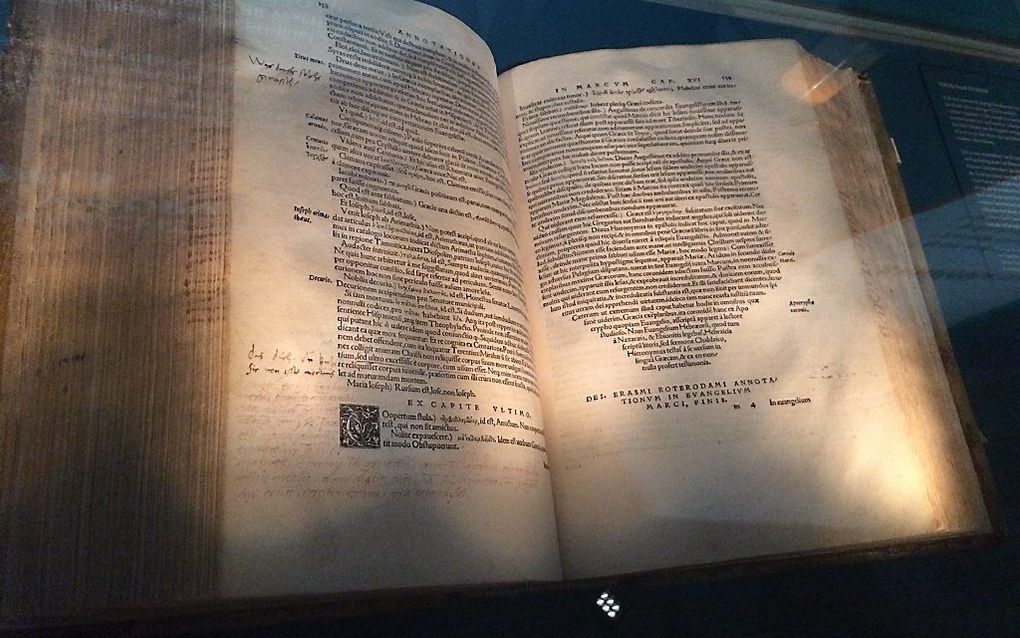 Erasmus' Novum Testamentum met aantekeningen van Luther (linksboven en -onder). beeld RD