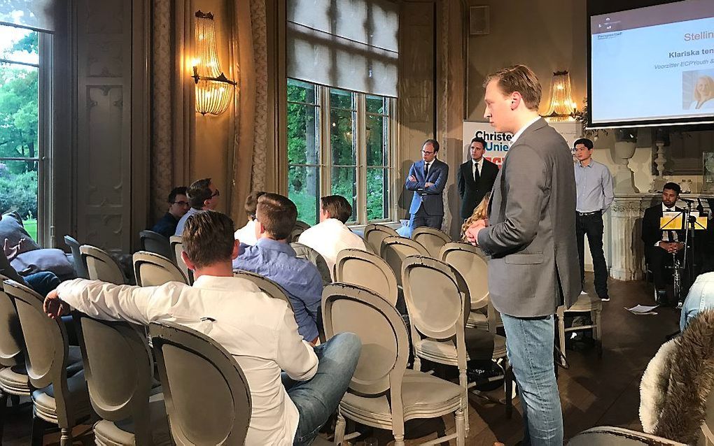 In Kasteel de Schaffelaar in Barneveld discussieerden zo'n 25 christelijke jongeren woensdagavond over Europese politiek. Beeld RD