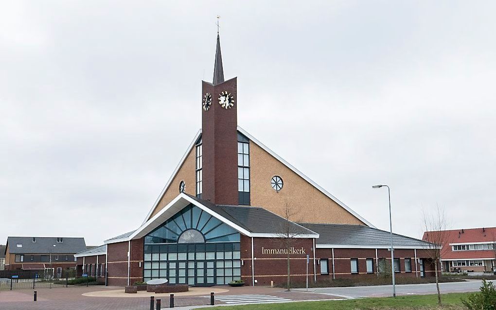 In Urker kerken is zondag voorbede gedaan voor behoud van de pulsvisserij. Foto: de christelijke gereformeerde Immanuëlkerk, een van de drie gebouwen van Urk-Maranatha. beeld RD, Anton Dommerholt