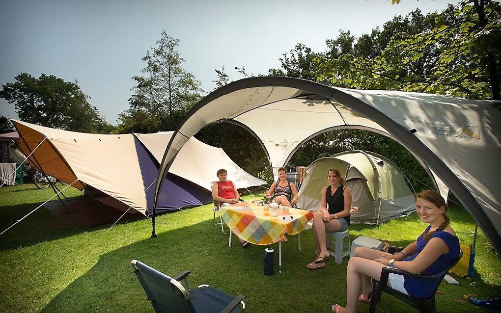 Gasten op  't Beloofde Land in Voorthuizen (archieffoto). De christelijke camping krijgt nieuwe eigenaars. beeld RD, Henk Visscher