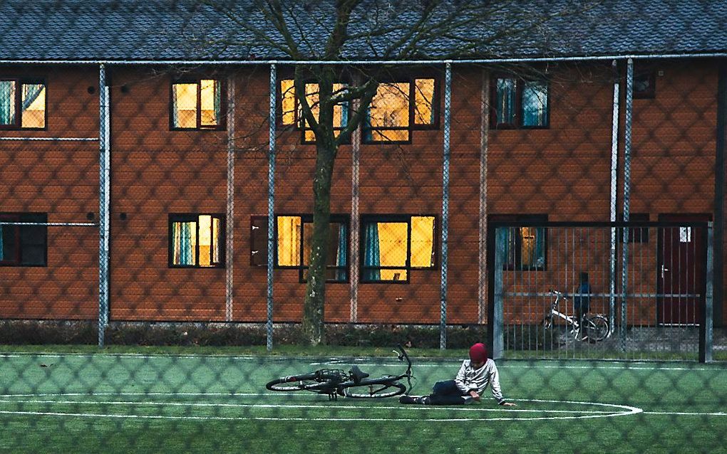 Een jongen op een speelveld in azc Almere. beeld De Vrolijkheid, Petra Katanic
