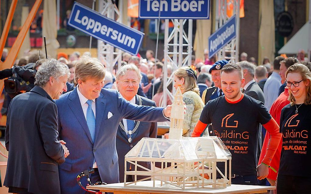 Op de Grote Markt in Groningen gingen de koning en zijn familie in gesprek met slachtoffers van de aardbevingen door aardgaswinning. beeld RD, Henk Visscher