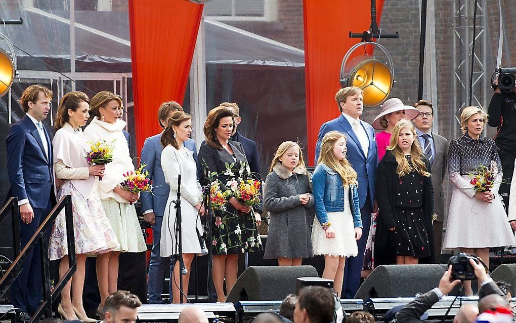 „Het kan geen kwaad nog eens goed naar de tekst van het Wilhelmus te kijken.” Foto: de koninklijke familie zingt het volkslied tijdens Koningsdag in Zwolle. beeld RD, Henk Visscher