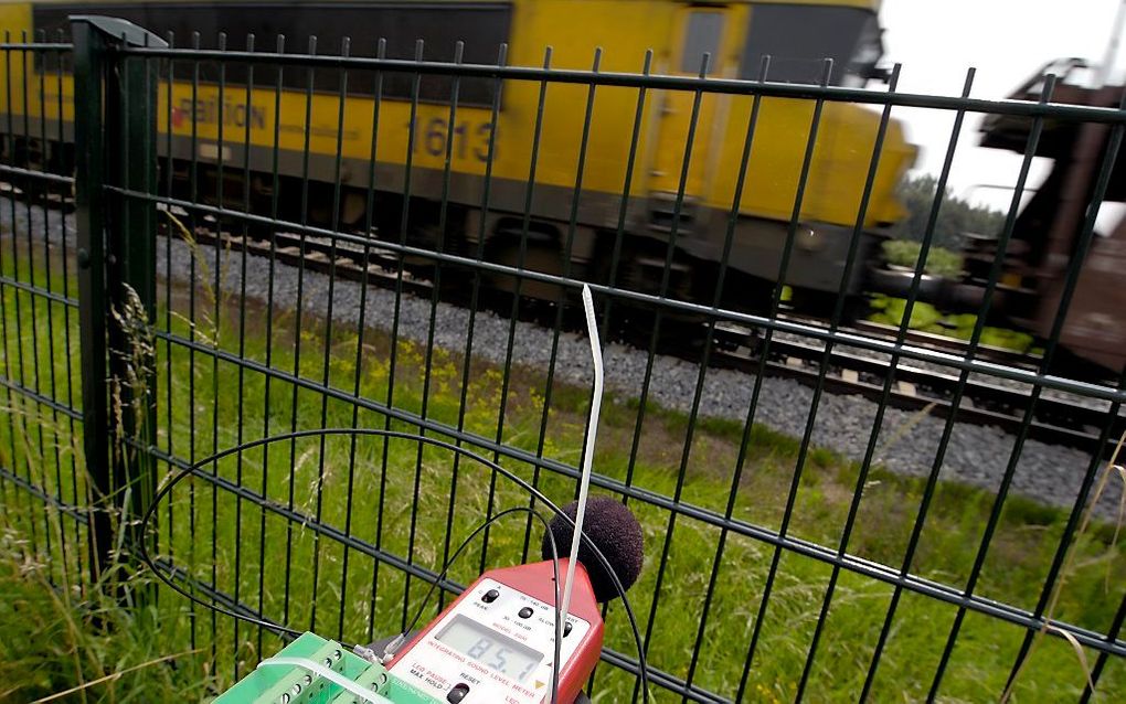 Een trein raast voorijb het Zeeuwse Kapelle tijdens een decibellenmeting. beeld ANP, Robert van den Berge