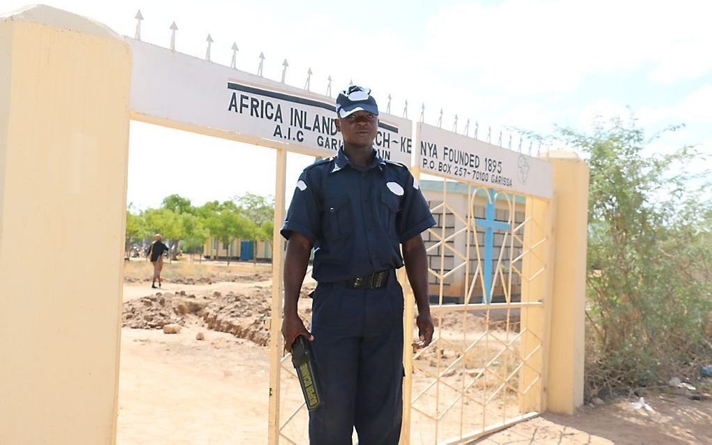 Bewaker bij een kerk in Garissa, Kenia, waar Al-Shabaab 17 christenen vermoordde bij een aanslag in 2012. beeld SDOK