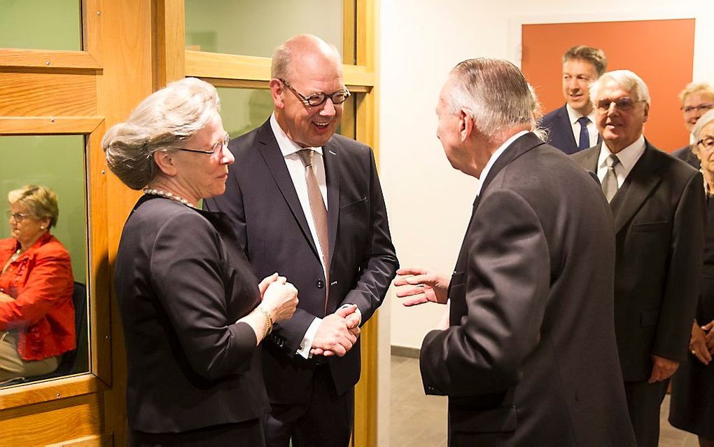 Wim Kranendonk (m.) nam vrijdag officieel afscheid als hoofdredacteur van het Reformatorisch Dagblad. beeld RD, Anton Dommerholt