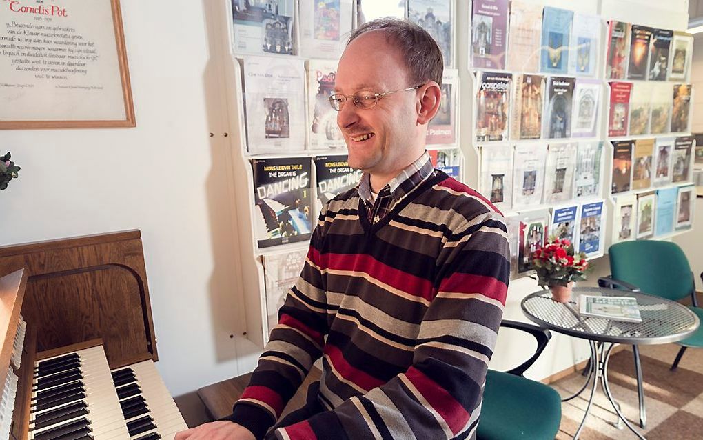 Arjan Kuiper in de winkel van Klavarskribo in Ridderkerk. beeld Sjaak Verboom