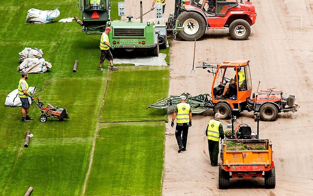 Aanleg van kunstgras. beeld ANP, Koen van Weel