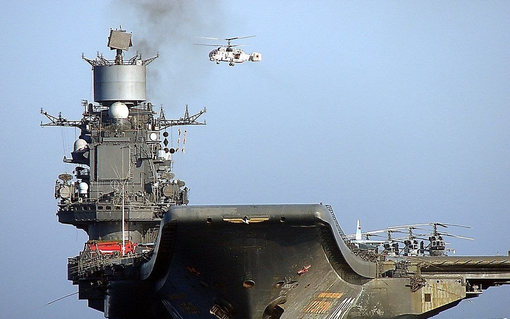 Het Russische vliegdekschip Kuznetsov passeert woensdag de Noordzee op weg naar Severomorsk. beeld internet