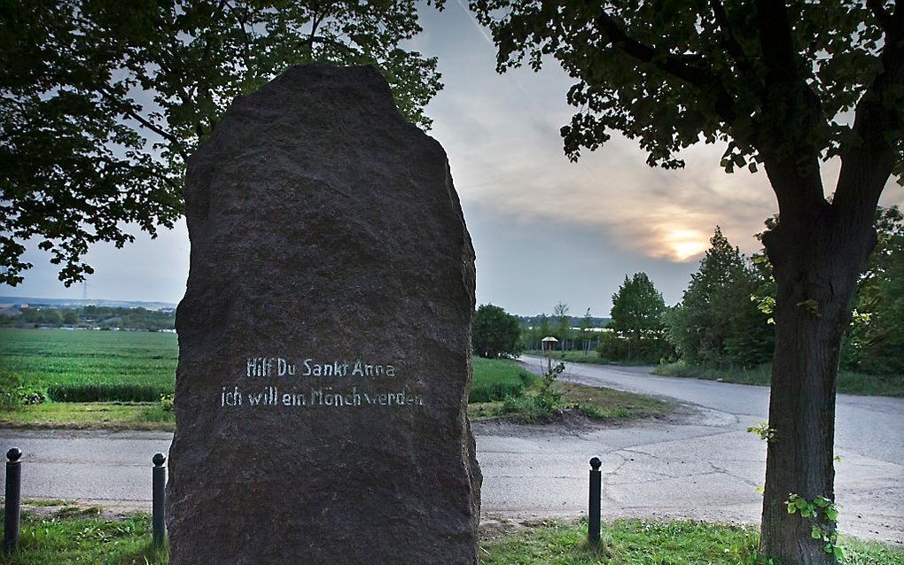 Monument op de plaats in het Duitse Stotternheim waar Luther op 2 juli 1505 een blikseminslag meemaakte. beeld RD, Henk Visscher