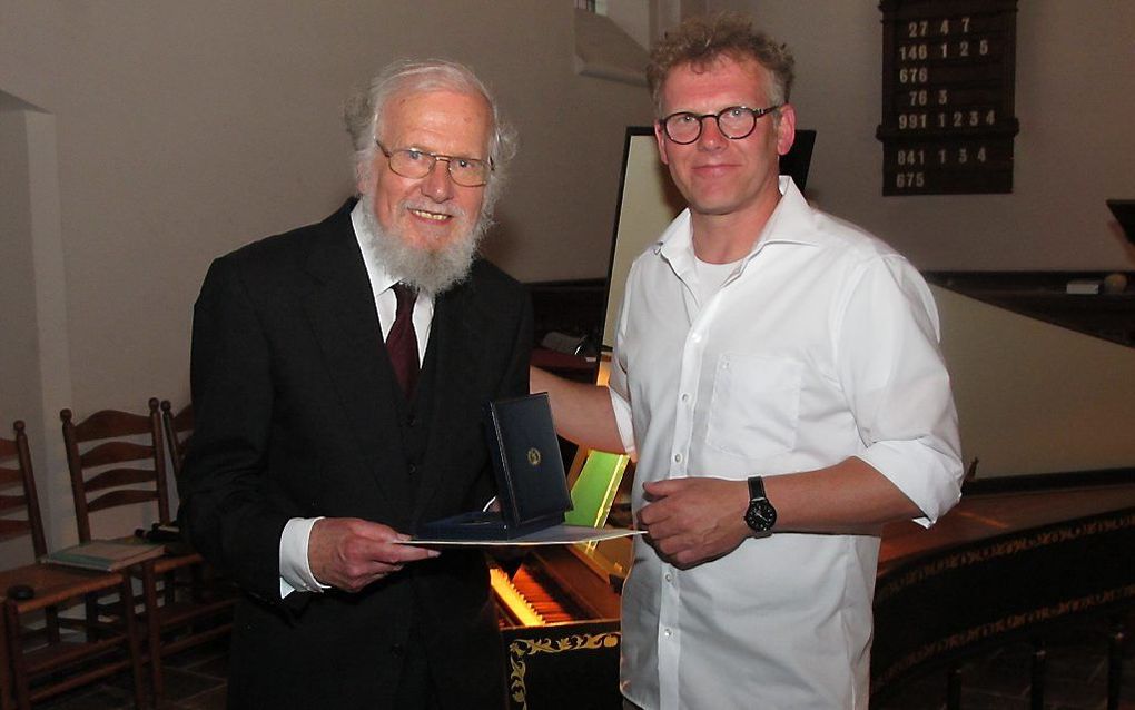 Jan van der Linden (l.) en wethouder Joris Wijsmuller (r.). beeld Pieter Baak, Den Haag