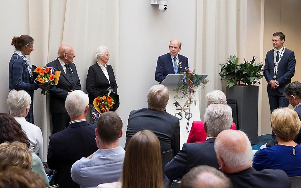 Beiden krijgen een lintje voor hun kerkelijke activiteiten. Vader P. Rademaker (80) en zoon C. Rademaker (48) zijn donderdag benoemd tot leden in de Orde van Oranje-Nassau. beeld RD, Anton Dommerholt