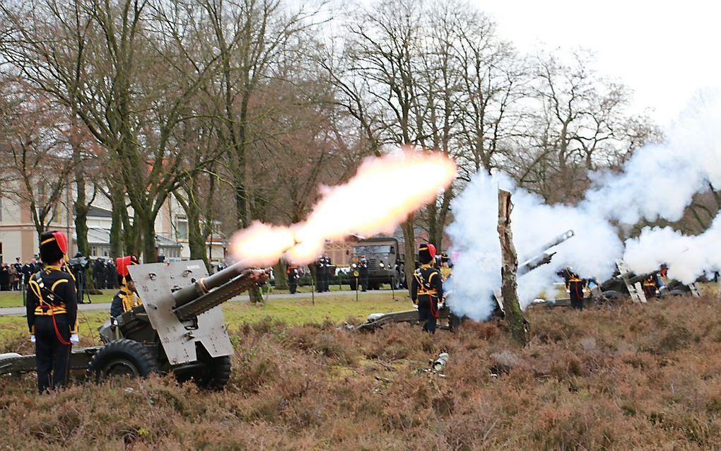 Er klonken vier saluutschoten. beeld Riekelt Pasterkamp