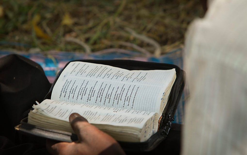 Een Nigeriaanse man leest uit de Bijbel. beeld RD, Henk Visscher