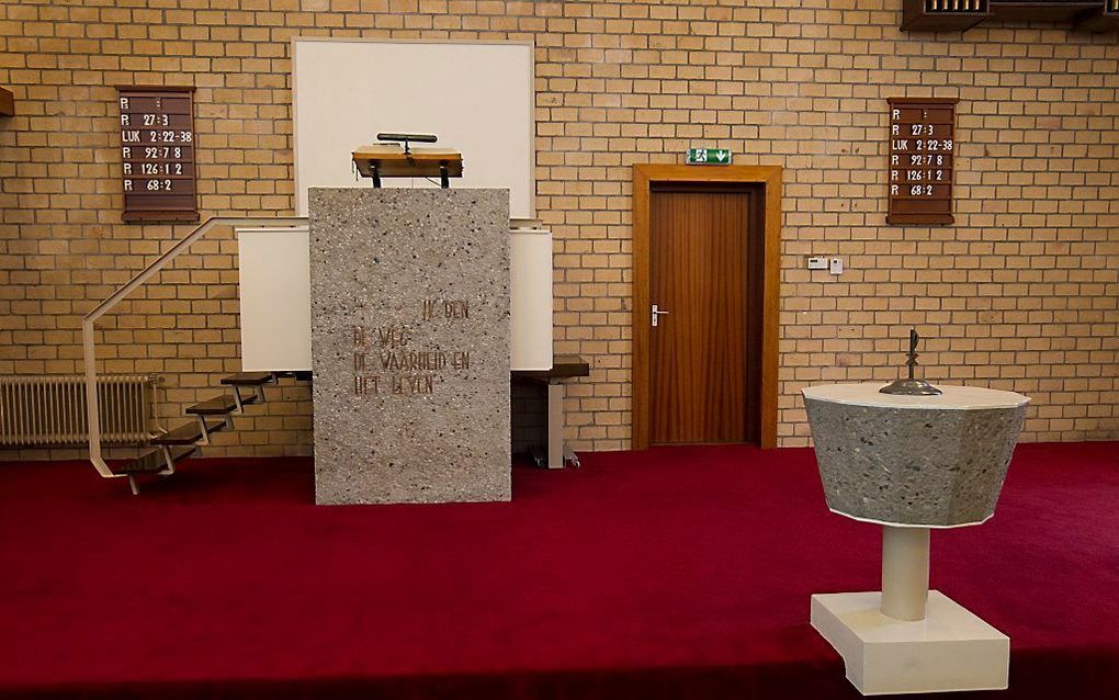 Interieur kerkgebouw van de hersteld hervormde gemeente van Nieuwerkerk, Zeeland, met kansel en doopvont. beeld Anton Dommerholt