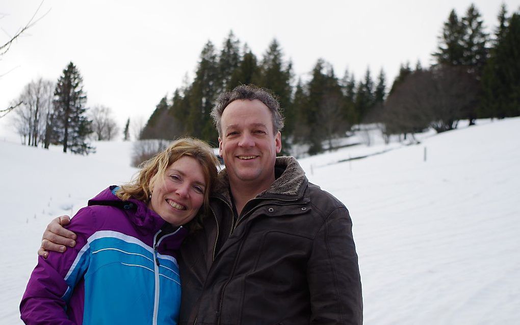 Gerben en Jolanda Noteboom in de sneeuw. ”Een mens moet eerst tot rust komen, wil hij weer tot het doel komen waarvoor hij is geschapen: het dienen van de ander.” beeld RD