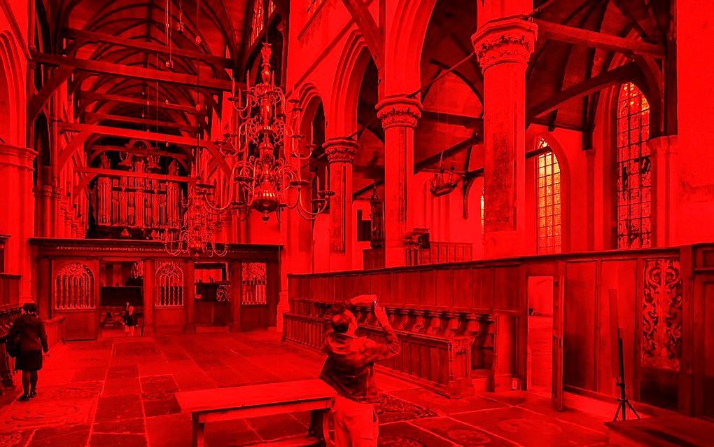 In de Oude Kerk te Amsterdam presenteert de Italiaanse kunstenaar Giorgio Andreotta Calò zijn werk. Door het plaatsen van rood folie tegen de ramen kleurt de kerk rood. Het vervangen van een glas-in-loodraam door een rood raam is volgens de Stichting De O