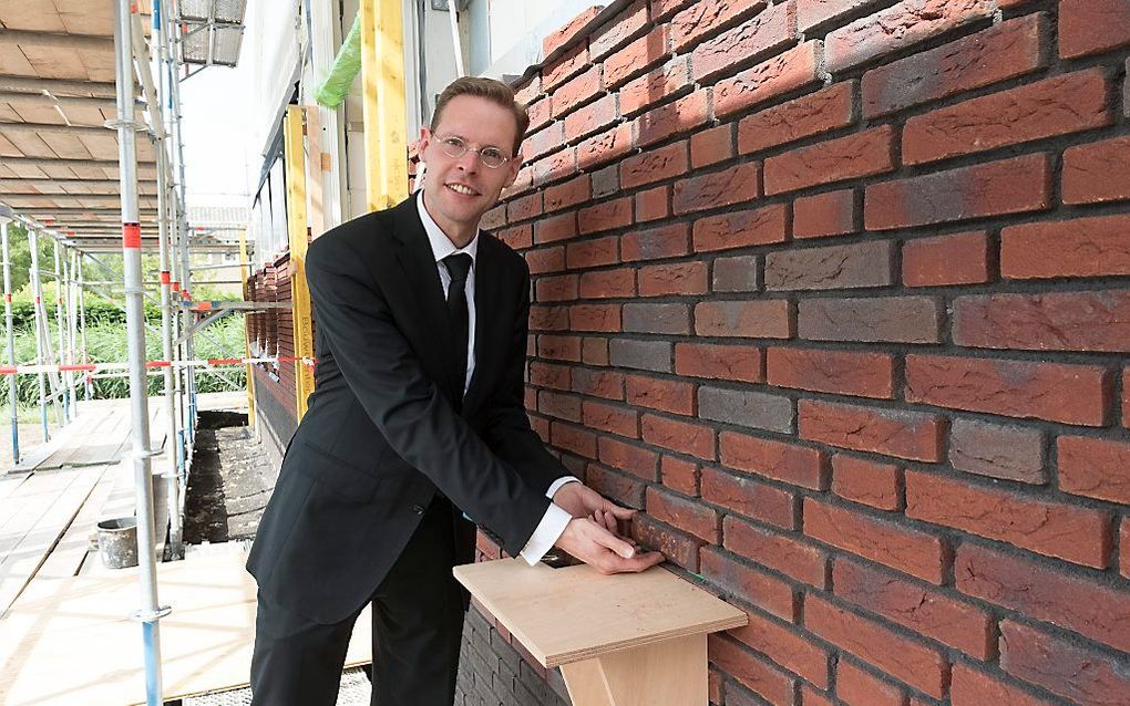 Ds. B. D. Bouman bij de eerstesteenlegging van het inmiddels in gebruik genomen nieuwe kerkgebouw van de hhg Stellendam. beeld Henk Copier