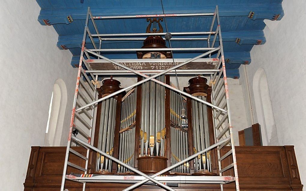 Het Garsthuizer orgel in de steigers in de Nicolaaskerk van Oldenzijl. beeld SOGK