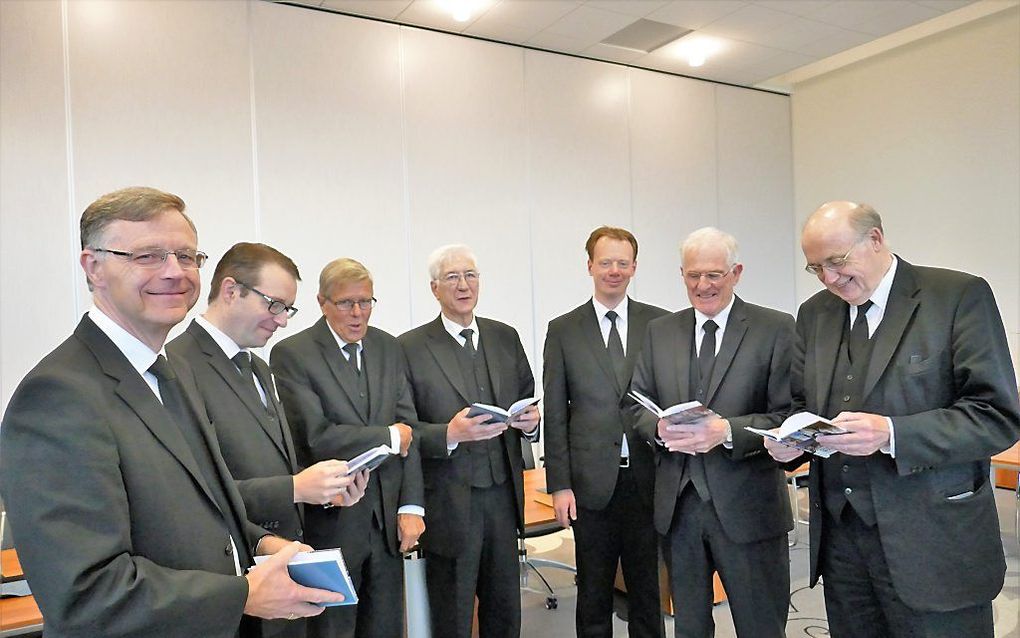 Presentatie van een nieuwe editie van het catechisatieboekje “Voorbeeld der Goddelijke Waarheden”, zaterdag in het gebouw van de Gereformeerde Bijbelstichting (GBS) in Leerdam. beeld RD