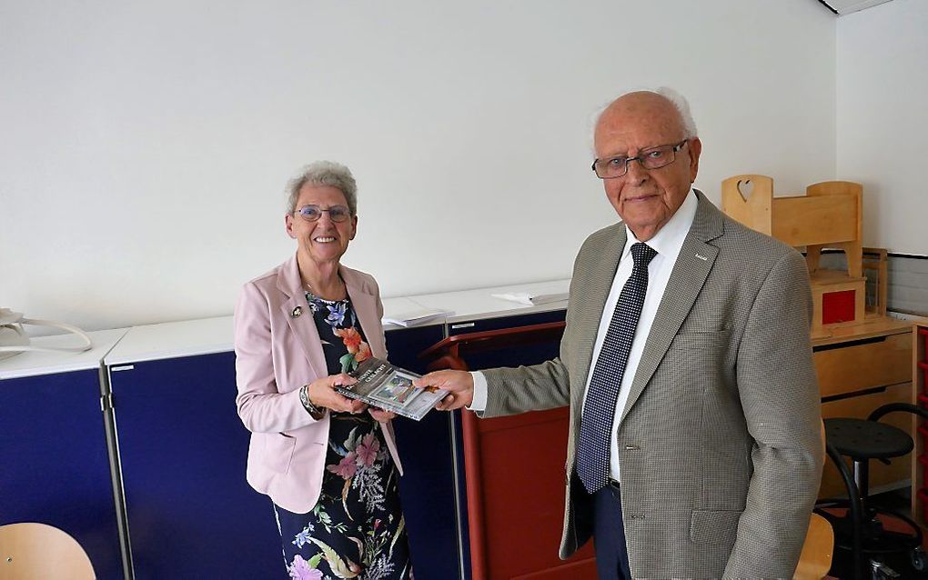 Overhandiging van het boek door Hendrik Schipper aan Tjitske van de Weitgraven-van Lingen. beeld RD