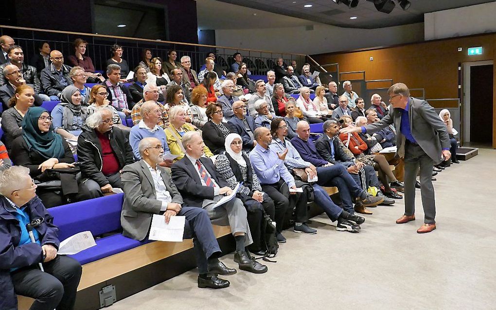 Drukbezochte conferentie “Ruimte voor religie”, donderdagavond in het Calvijn College in Amsterdam. De avond was georganiseerd door het Breed Interreligieus Intercultureel Overleg in de hoofdstad. beeld Jan van Reenen